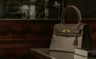LY 온라인 샵 — 매장 진열대에 놓인 명품 가방